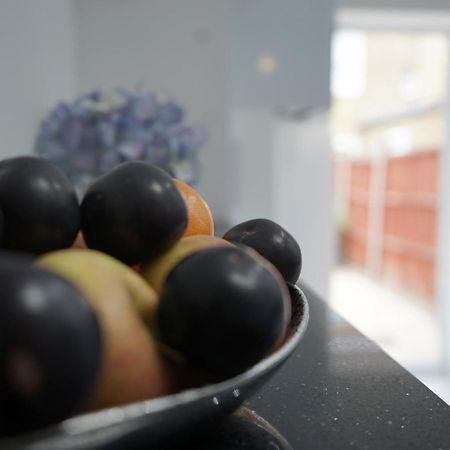 Beautiful London Home Sleeps 6, 2 Minutes To Metro Екстер'єр фото