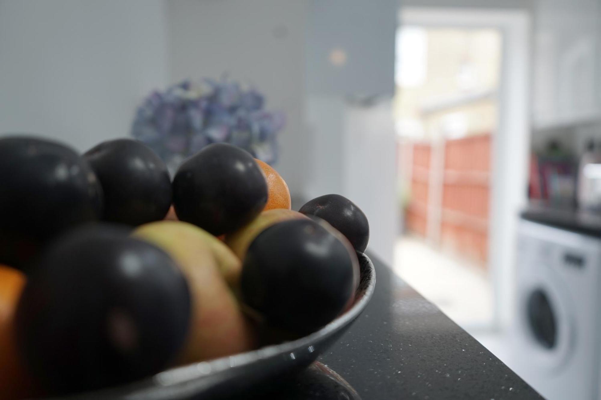 Beautiful London Home Sleeps 6, 2 Minutes To Metro Екстер'єр фото