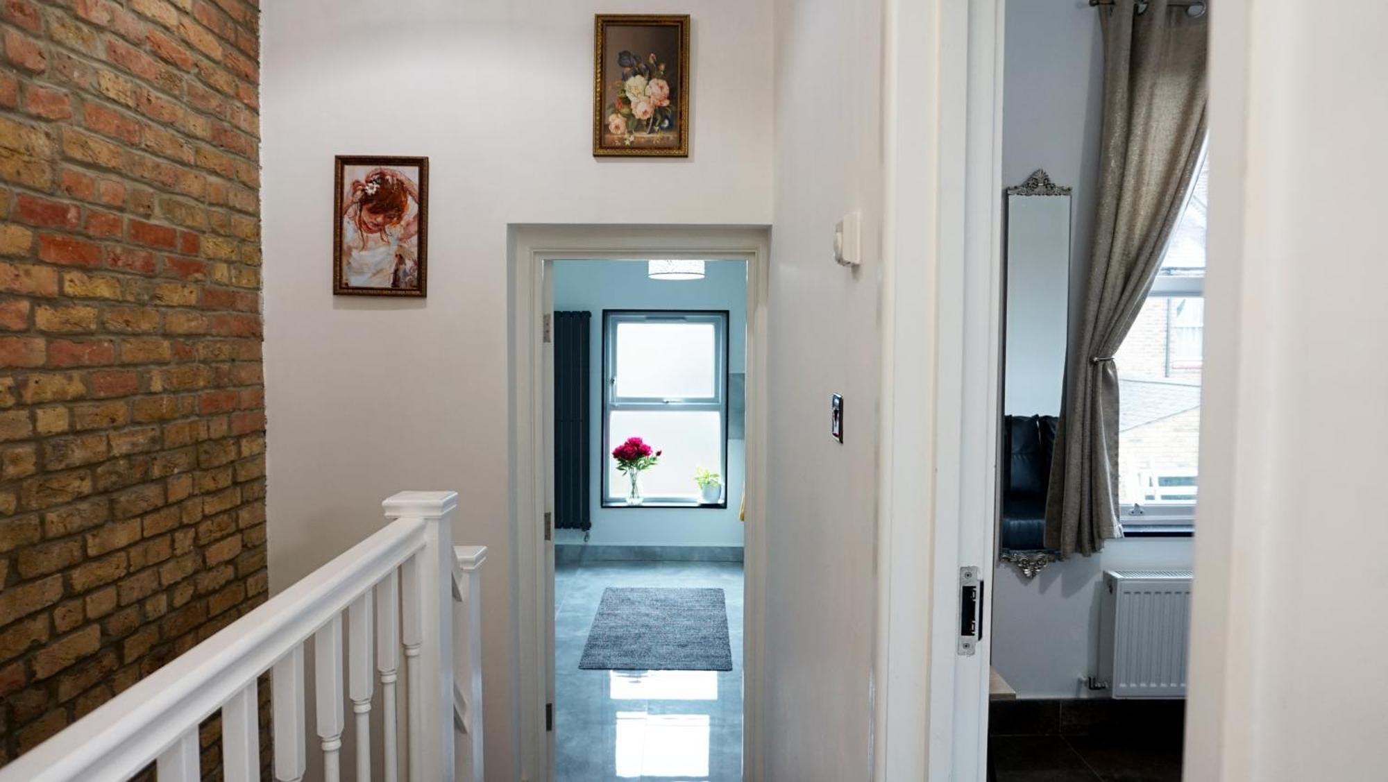 Beautiful London Home Sleeps 6, 2 Minutes To Metro Екстер'єр фото