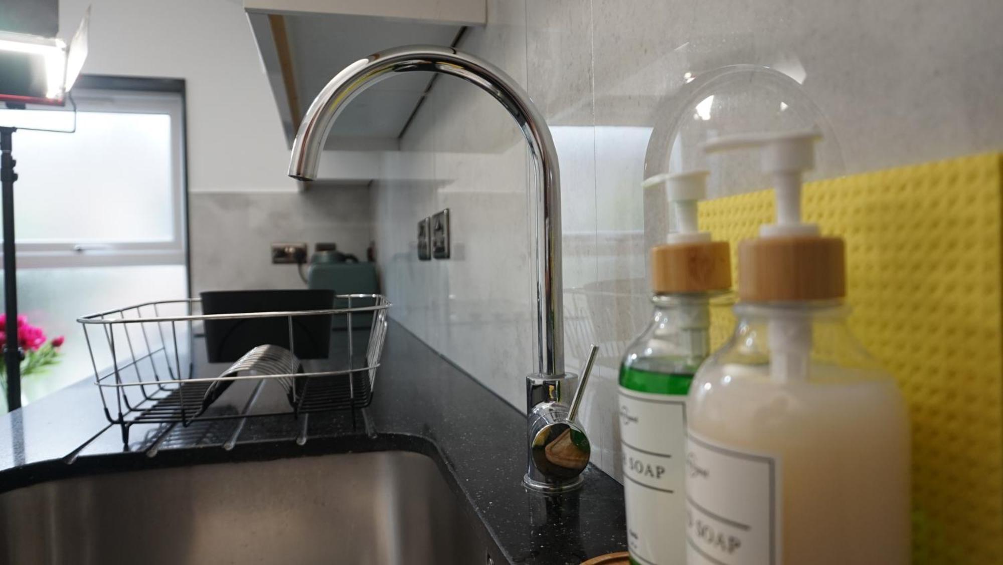 Beautiful London Home Sleeps 6, 2 Minutes To Metro Екстер'єр фото