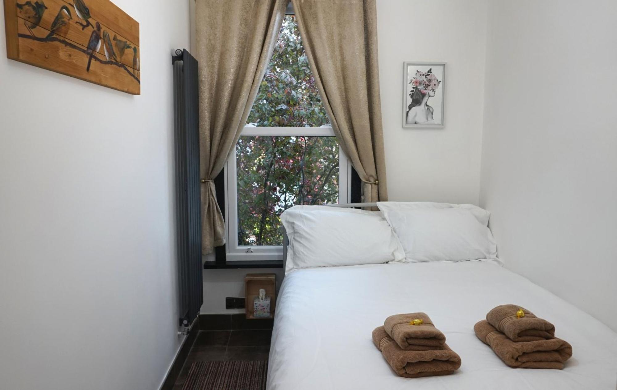 Beautiful London Home Sleeps 6, 2 Minutes To Metro Екстер'єр фото