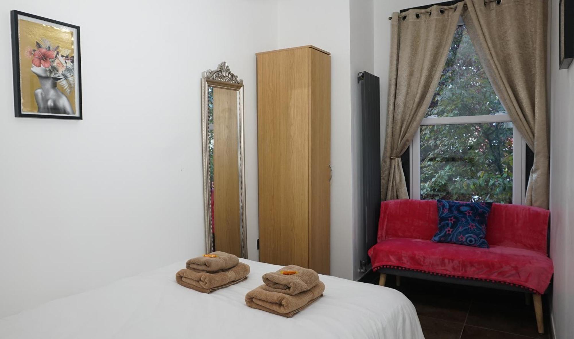 Beautiful London Home Sleeps 6, 2 Minutes To Metro Екстер'єр фото