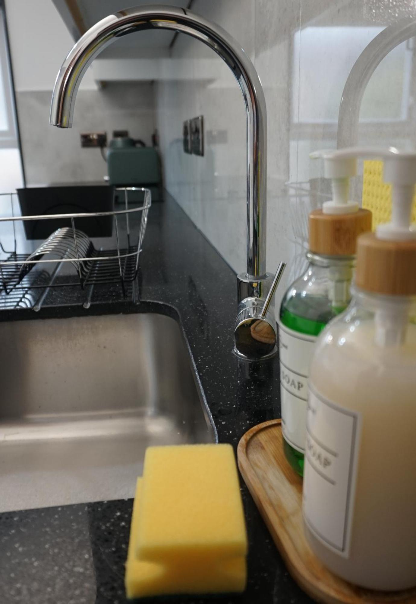 Beautiful London Home Sleeps 6, 2 Minutes To Metro Екстер'єр фото