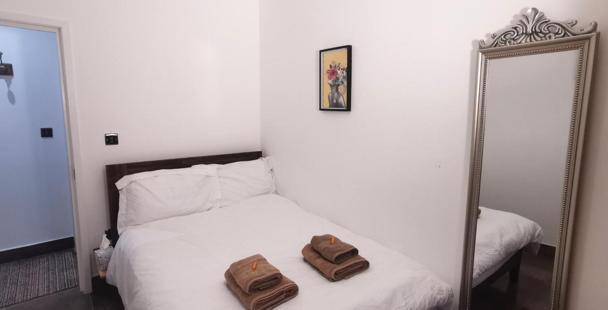 Beautiful London Home Sleeps 6, 2 Minutes To Metro Екстер'єр фото