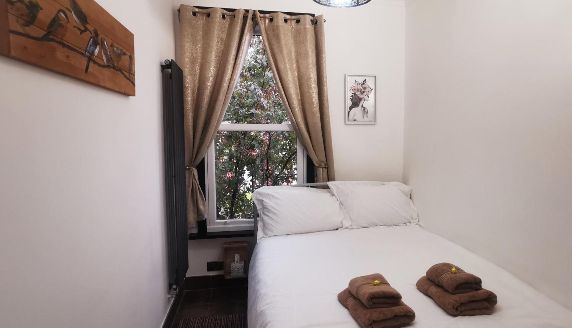 Beautiful London Home Sleeps 6, 2 Minutes To Metro Екстер'єр фото