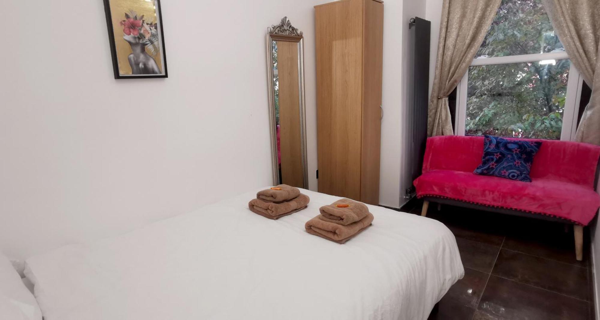 Beautiful London Home Sleeps 6, 2 Minutes To Metro Екстер'єр фото